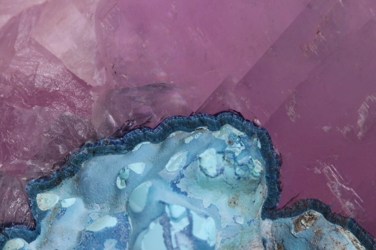 hematitehearts:  Cobaltoan Calcite on Shattuckite Locality: Tantara Mine, Katanga,