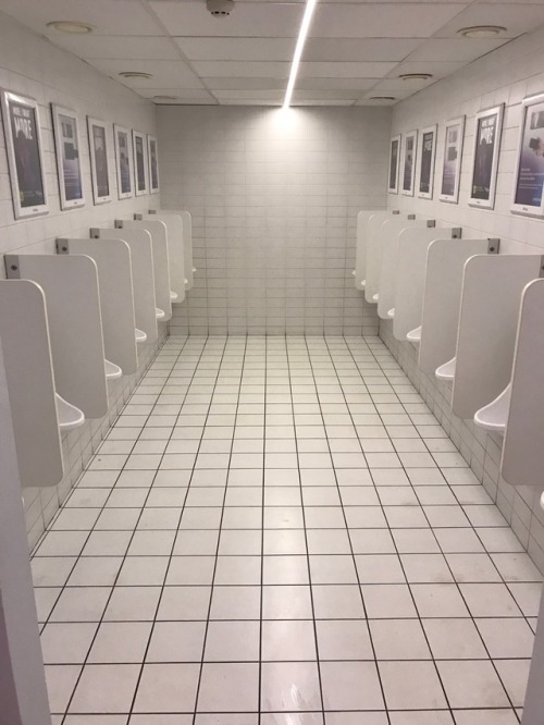 I was finally able to take some pictures of the toilets at kinepolis Brussels. This place is always