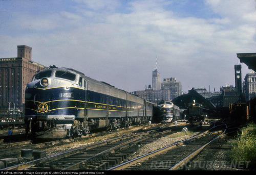 streamlinedtrains:  Similar picture - the E8s look so regal. 