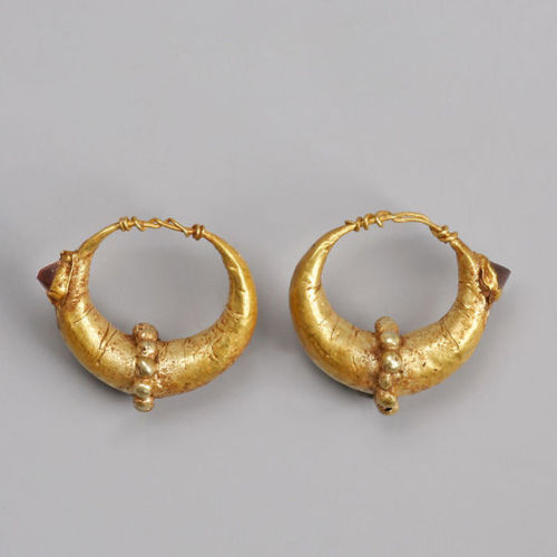 gemma-antiqua:Ancient Roman gold and garnet hoop earrings, dated to the 2nd century CE. Source: Cata