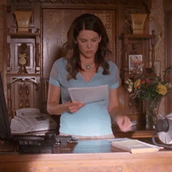wraparoundyourdreams:  lorelai gilmore + getting scared