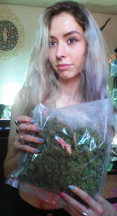 cummy-eyelids:  No makeup but hey I just re-upped 