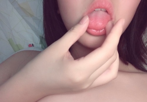 loliloliloliii: gangbangdpp:爱舔大鸡鸡的milu妹子微博：AmaiAmai-MILU