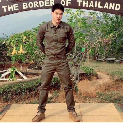 teeyakdon:  Wait to see when will he take off his pants … ^_^