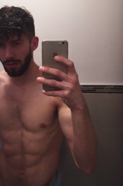 lonelygayboyhere:  What a gorgeous man!!