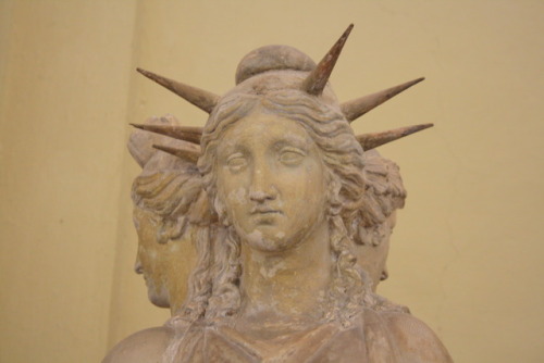 Hekate Trivia, roman sculpture