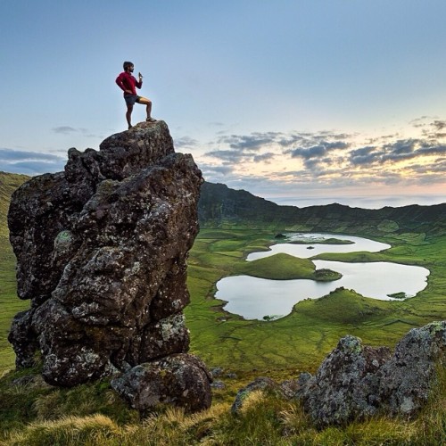 Corvo, the crater-island that crowns the Azores archipelago and in which, near its twin lakes, silence can be heard.
[Thanks to my friend Carlos Mendes, whom appears in this photo, for always pushing the limits.] (em Caldeirão)