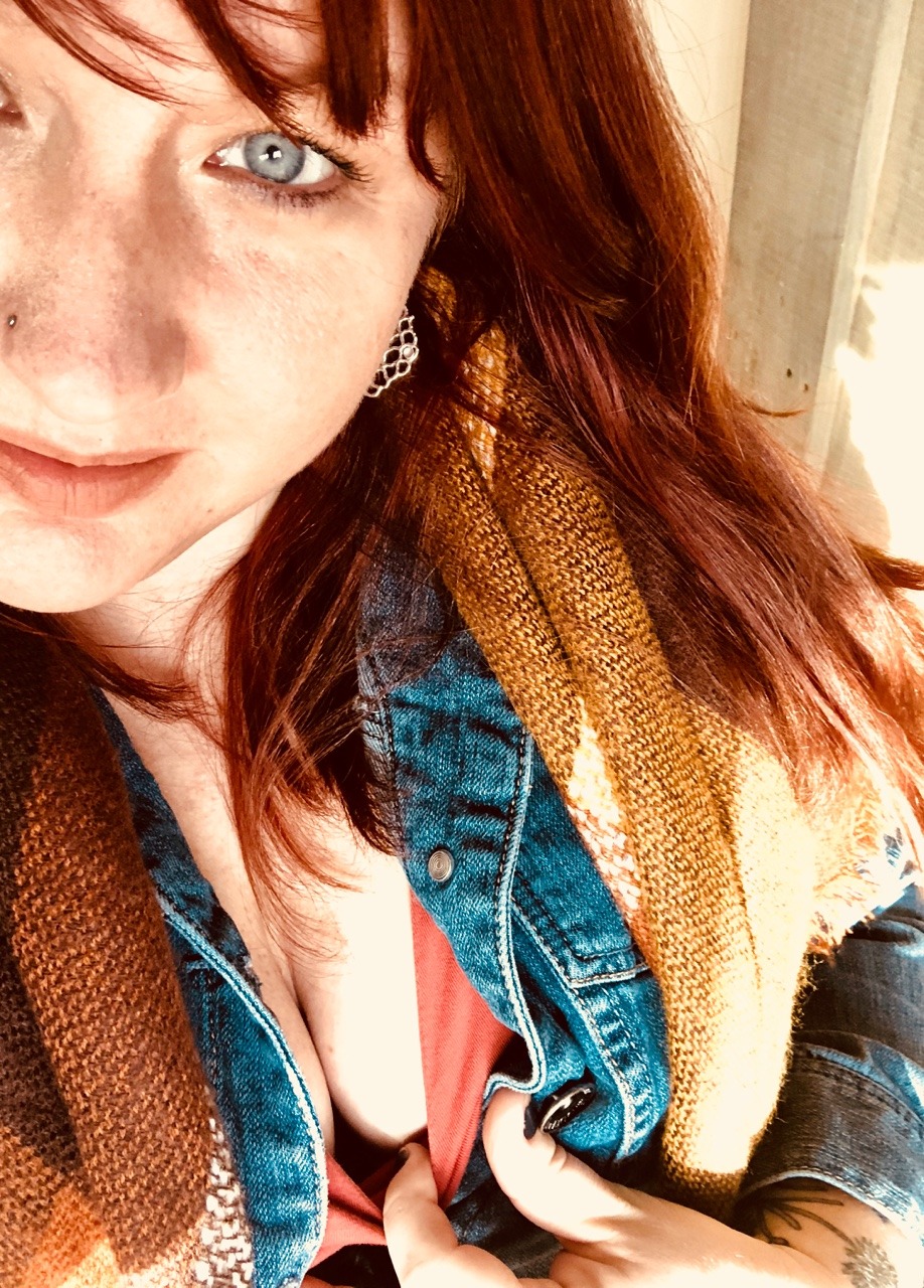 curiouswinekitten2:  Happy 2018 🍷🐱!! Kisses to a New Year of Cleavage! xx southernjaybird.tumblr.com