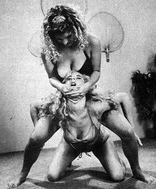 grappletube: bustygirlfights: VINTAGE APARTMENT WRESTLING www.grappletube.com/
