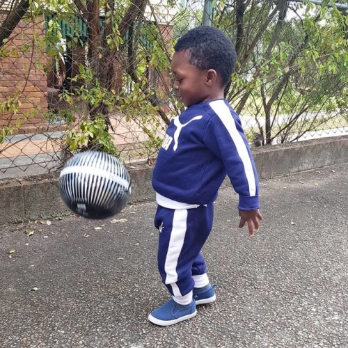 I think we have a future Black Star in the making! ⚽ We counting on you Coach/Uncle @dan_bbhaf to ma