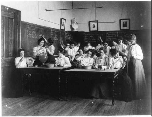 onceuponatown:Science class, 1899.