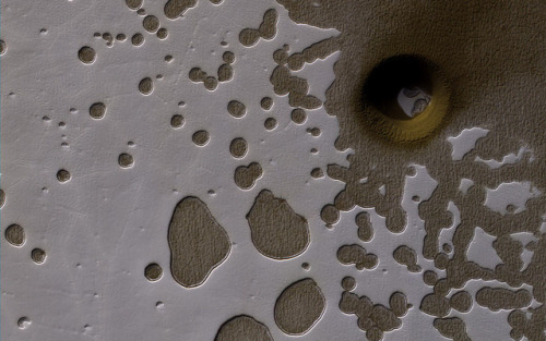 Image of the South Pole of Mars with a perforated cap of carbon dioxide ice. [2880 × 1800]