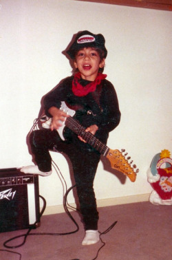 fuckyeahthestrokes:   baby albert looking adorable in a picture i have never seen before  