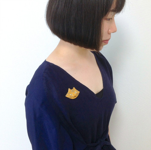 My friend was wearing a cat brooch which is my work.eikobo HP : http://eyawata.wix.com/eikobo