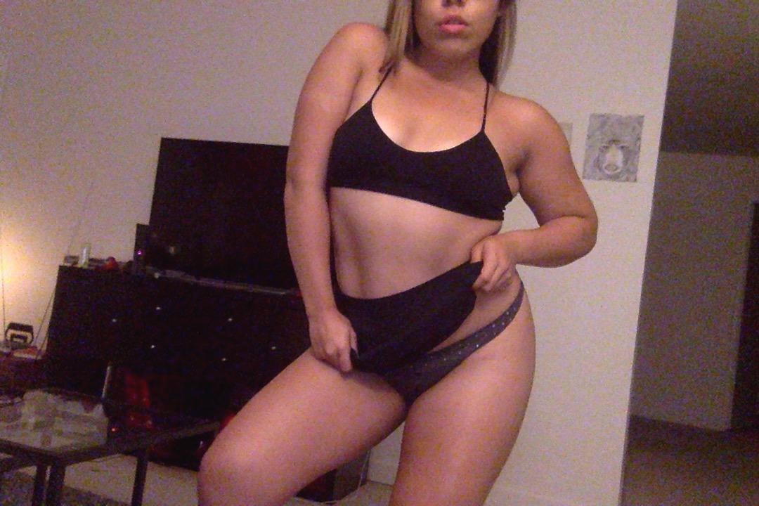 highnympho:  I like my girl thick 🍸   Me too
