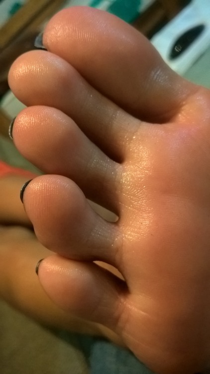 The sexiest toes i ever hold, its reality, i kissed and sucked them. Amazing Philippinas