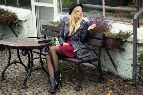 strumpfmode:  (via MERI WILD BLOG MODA ♥: Flowers in December)