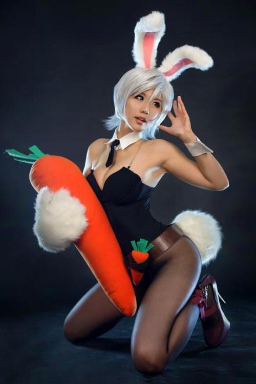 cosplayandanimes:  Battle Bunny Riven - League of Legends source