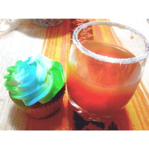 Life&rsquo;s Short ☀️ Desserts are mandatory #cincodemayo #stevia #grapefruitcocktail #cupcake #this