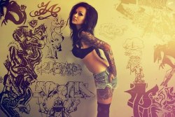 itattoobabes:  girl girl with tatt girls