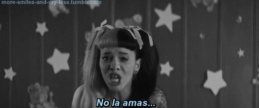 more-smiles-and-cry-less:  Alguien me dijo “aléjate de las cosas que no son