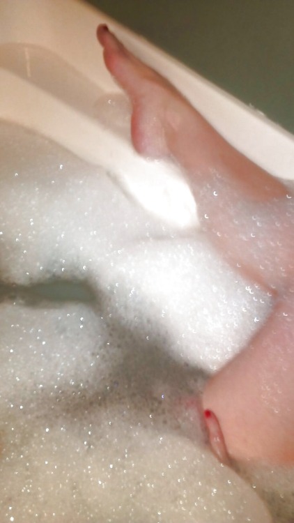 ddp1974:  mindyhooters:  Cum in for a bath with me  I would like that