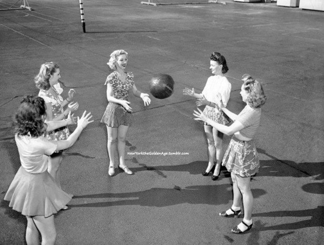 Sex newyorkthegoldenage:Five Rockettes get exercise pictures