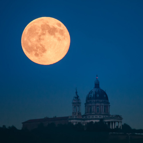Golden full moon over Superga da Andrea MucelliTramite Flickr:Non è un fotomontaggio.it is no