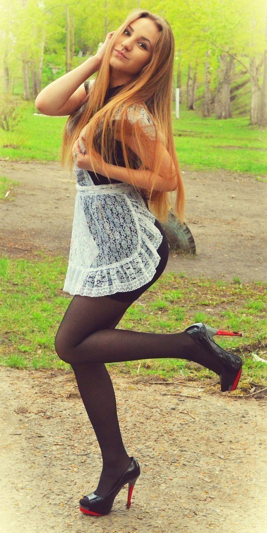 hotdressedwomen:  Found while surfing the net…