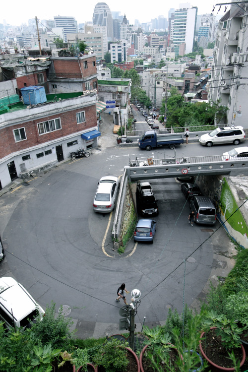 충신동 굴다리(달팽이길로 많이 불린다.) 혜화문에서 동대문까지 서울 성곽길을 걷다가 성곽 안쪽으로 충신동을 우연히 지났다. 높다란 계단들로 쭉 이어진 좁은 골목길에 집들이 다닥다닥