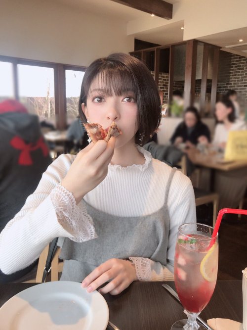 菅原りこさんのツイート: ピザ 今日はこうして食べてみたっ 小さくカットはしませんでした〜 生地が薄くてとっても食べやすかったので私でも上手に食べられました☺️ t.co/sceiwu