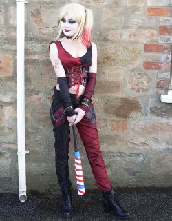 dirty-gamer-girls:  Harley Quinn Check out http://dirtygamergirls.com for more awesome cosplay