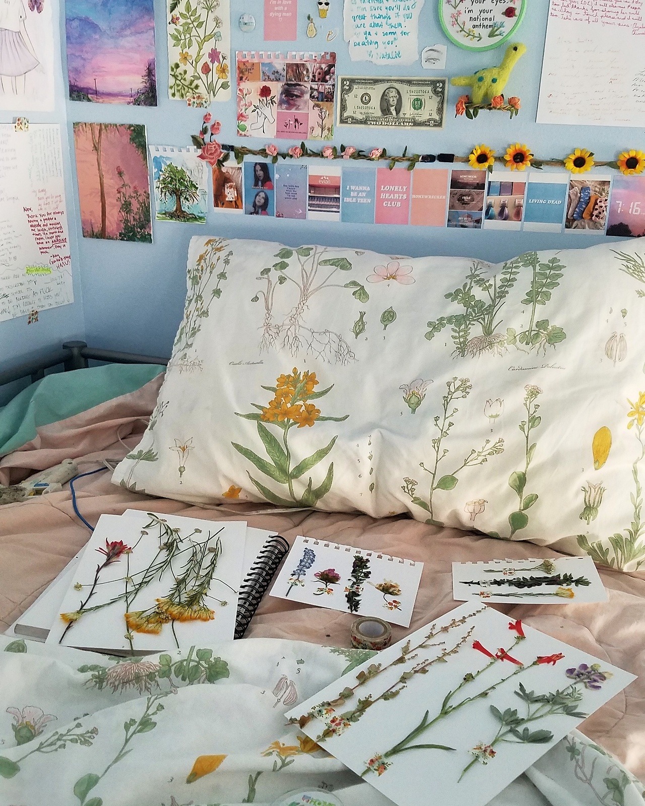 celestialyouth:i pressed some flowers i found today 🌻🌼🌹