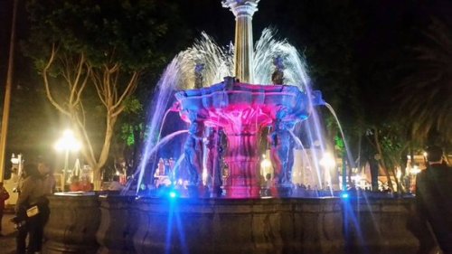 cazadordementes:  El Palacio Municipal y fuentes de Puebla se iluminan con colores de la bandera francesa tras atentados en París. 