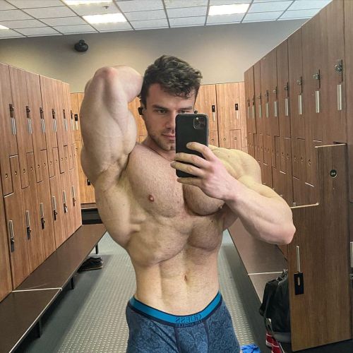 I’m in awe of this guy. The way his huge lats flare out is sexy as fuck when compared to his t