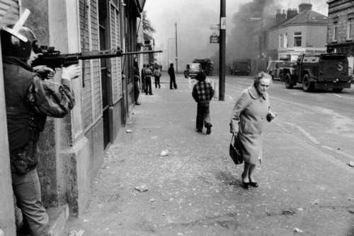 historicaltimes: A street scene in Belfast, 1978, taken by Chris Steele-Perkins. via reddit