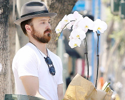 aaron-paaul:  Aaron Paul buying flowers in west Hollywood 