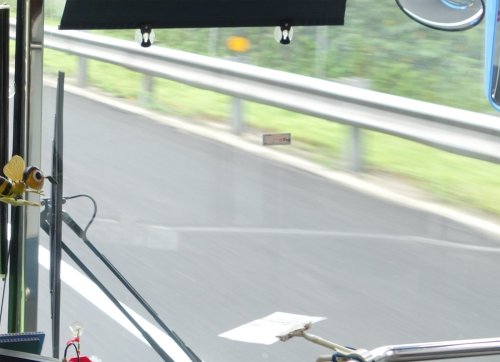highlandvalley:  XTVさんのツイート: “台湾のETC…車載はフロントガラスに貼ってあるシールだけ。料金所は全廃され本線上のゲート通過時に読み取り、減速する必要も全く無し。これが顧客が本当に必要だったものな気が…