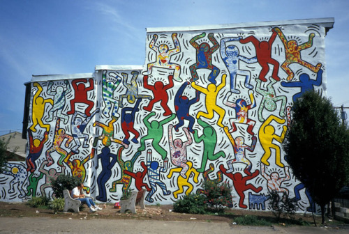 twixnmix:   Keith Haring painting an outdoor mural with city kids in Philadelphia, 1987.  Photos by 