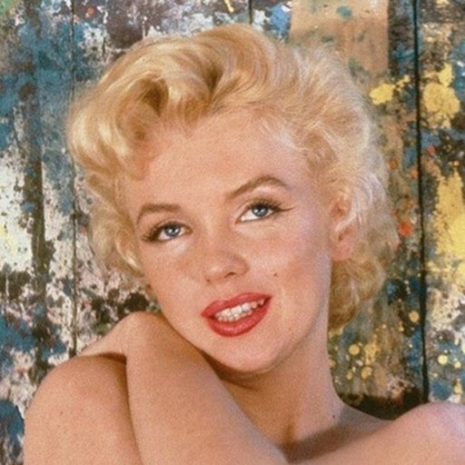 thecinamonroe:  Marilyn Monroe sitting by