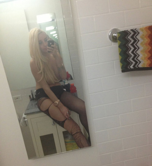 celebssucker:  Amanda Bynes Half-Naked Self Shots Showing Off Her Boobs On Twitter 