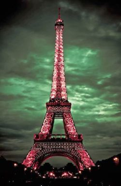 lilyadoreparis:  La Tour Eiffel en rose…