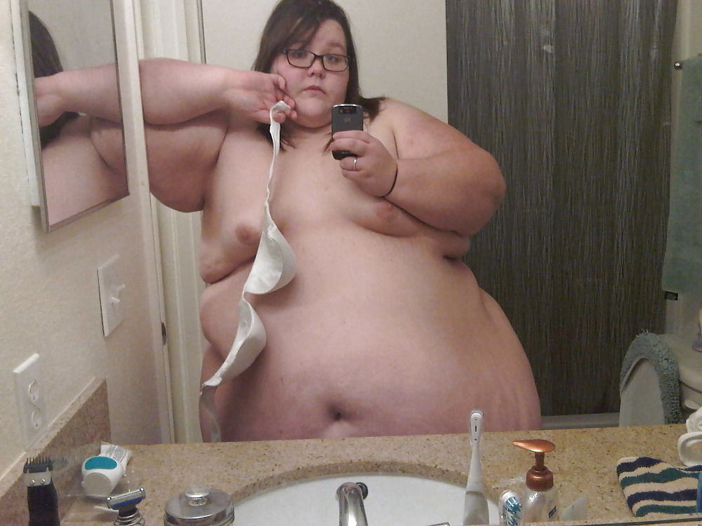 gravity-goddesses:  Small bra, big belly. Good combination!