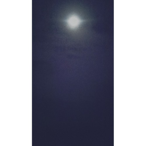 *LUNA AZUL* 😍 En realidad no es azul. Es una luna llena, como cualquier otra, del color que se ven la mayoría de las lunas llenas: entre gris pálido, blanco lechoso o plateado. Lo que hace raro a este fenómeno, que el folclor bautizó como “luna