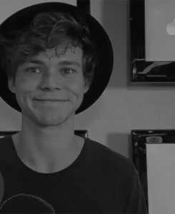 ashtoniirwiins:  28/? Gifs of Ashton Irwin 