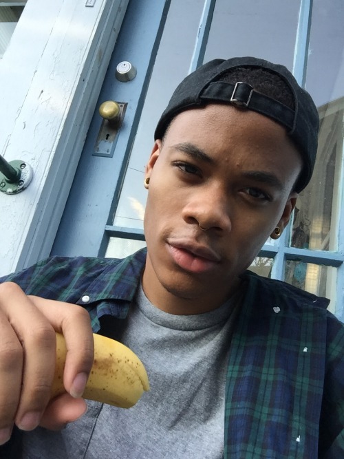 rahowen:  theblacklittlemermaid:  thedarkestlove:  rahowen:  me ft a banana & pimples  I’ll take it ALL  An actual angel  ❤️❤️❤️❤️