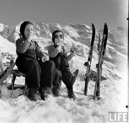 Snack break for beginning skiers(Mark Kauffman. 1950)