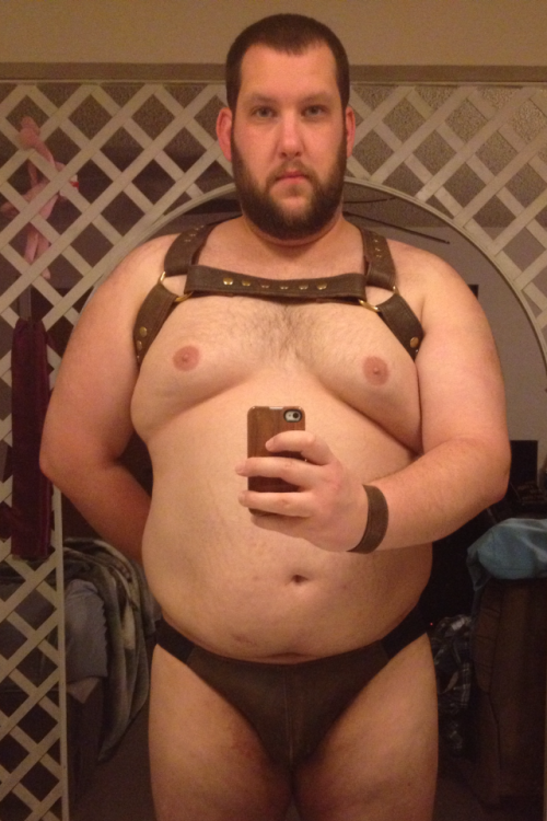 theunderwearbear:  This handsme guy wears a harness *well*. 