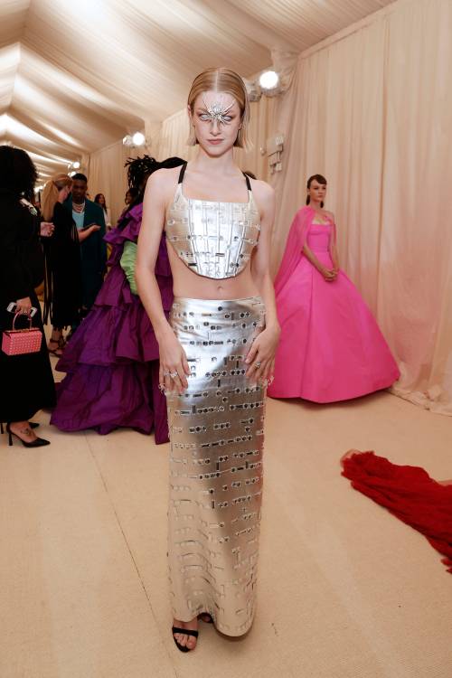 hollywood-fashion:Hunter Schafer in Prada at the 2021 Met Gala on September 13, 2021. Shades of armo