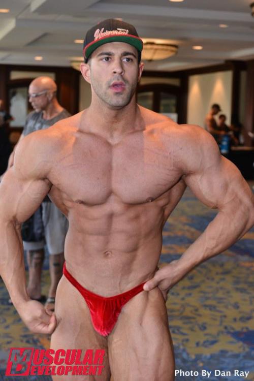 muscleroidaddict:proudbulge:Hate the velvet poser but love his look.Love the stretch marks